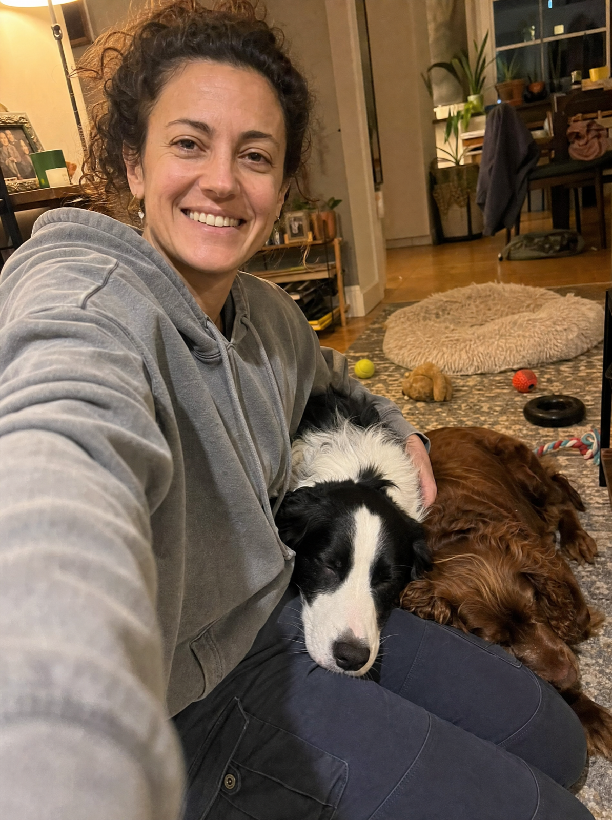 Raffaella a casa con i suoi due cani